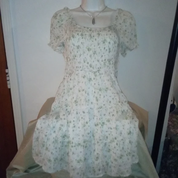 Floral Puff Sleeve Dress Size Medium Necklace Comes With Dress - Picture 5 of 5